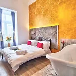 Royal Mansion In Unirii Square *