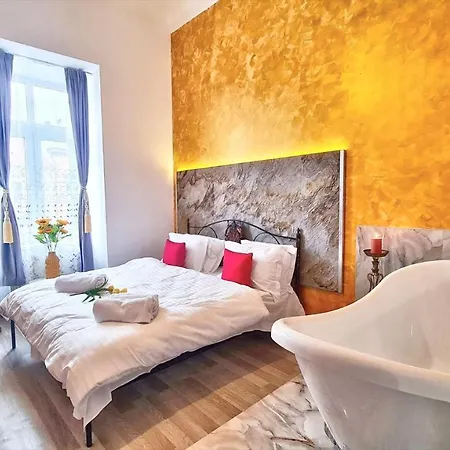 Royal Mansion In Unirii Square *